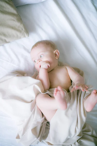 Portré Egy Mászó Babáról Ágyon Szobájában — Stock Fotó