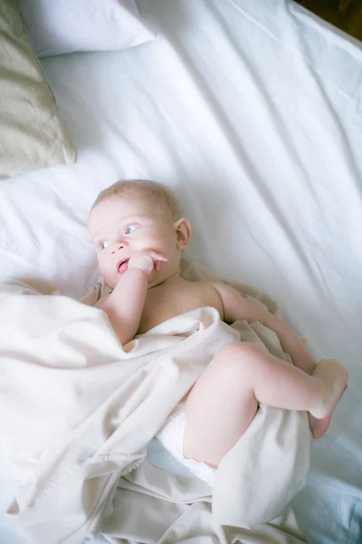 Portré Egy Mászó Babáról Ágyon Szobájában — Stock Fotó