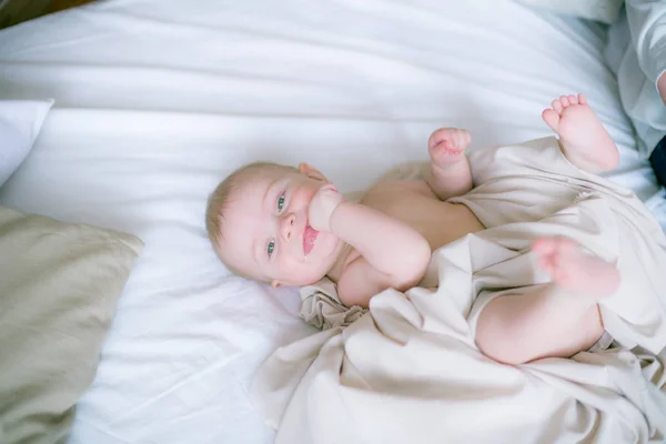 Retrato Bebê Rastejando Cama Seu Quarto — Fotografia de Stock