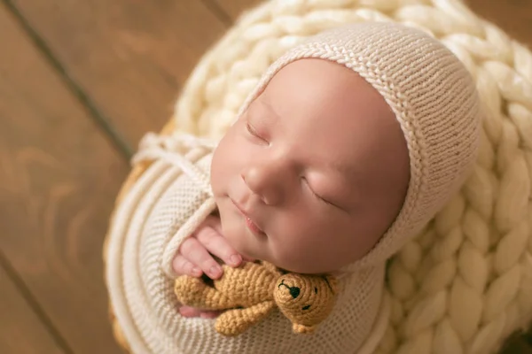 Sweet Newborn Baby Sleeps Basket Beautiful Newborn Boy Bear Toy — Stock Photo, Image