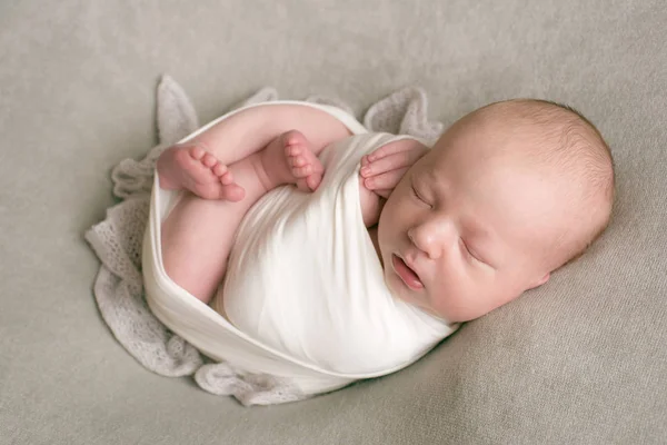 Süßes Neugeborenes Schläft Einem Korb Wunderschönes Neugeborenes Einer Beigen Windel — Stockfoto