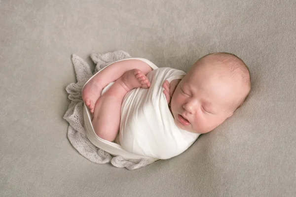可爱的新生儿睡在篮子里 美丽的新生儿在米色尿布 — 图库照片