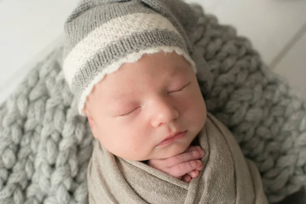 Zoete Pasgeboren Baby Slaapt Een Mand Mooie Pasgeboren Jongen Een — Stockfoto