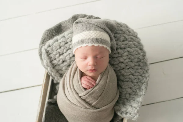 Doce Bebê Recém Nascido Dorme Cesto Lindo Menino Recém Nascido — Fotografia de Stock