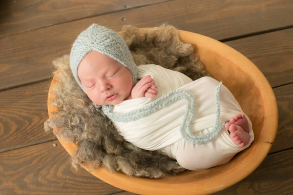 Doux Nouveau Dort Dans Panier Beau Garçon Nouveau Dans Chapeau — Photo