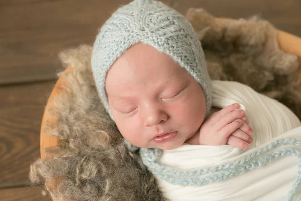 Γλυκό Νεογέννητο Μωρό Κοιμάται Ένα Καλάθι Όμορφο Νεογέννητο Αγόρι Ένα — Φωτογραφία Αρχείου