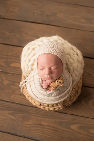 Zoete Pasgeboren Baby Slaapt Een Mand Mooie Pasgeboren Jongen Met — Stockfoto