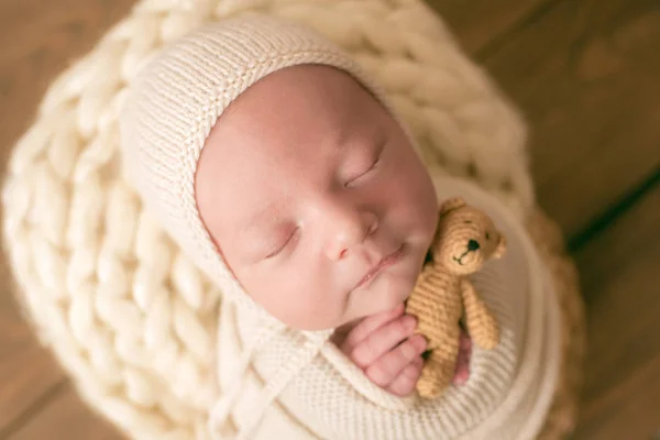 Zoete Pasgeboren Baby Slaapt Een Mand Mooie Pasgeboren Jongen Met — Stockfoto