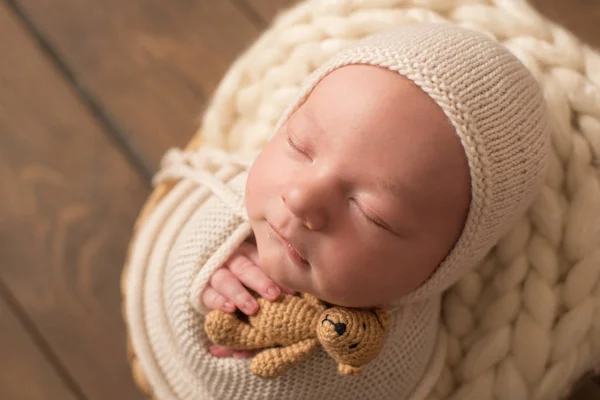 Süßes Neugeborenes Schläft Einem Korb Schöner Neugeborener Junge Mit Bärenspielzeug — Stockfoto