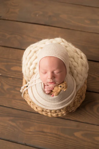 Γλυκό Μωρό Νεογέννητο Κοιμάται Ένα Καλάθι Όμορφο Νεογέννητο Αγόρι Αρκούδα — Φωτογραφία Αρχείου
