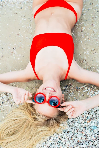 Красива Молода Дівчина Довгим Волоссям Червоному Купальнику Відпочиває Пляжі Морі — стокове фото
