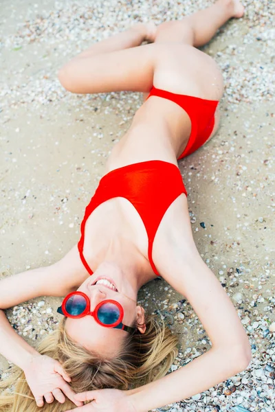 Piękna Młoda Dziewczyna Długimi Włosami Czerwonym Stroju Kąpielowym Relaks Plaży — Zdjęcie stockowe
