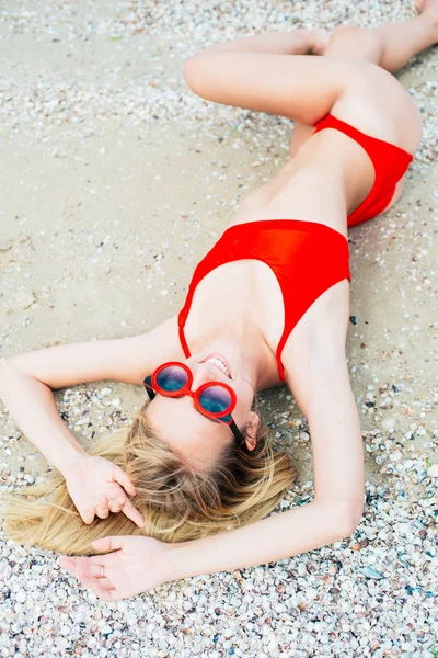Egy Szép Fiatal Lány Hosszú Hajú Piros Fürdőruhát Pihenni Strandon — Stock Fotó
