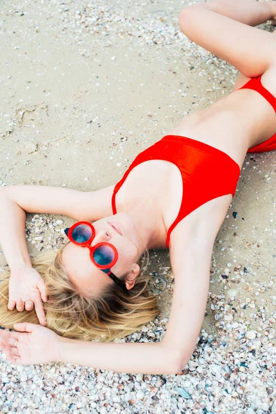 Uma Bela Jovem Com Cabelos Longos Maiô Vermelho Relaxar Praia — Fotografia de Stock