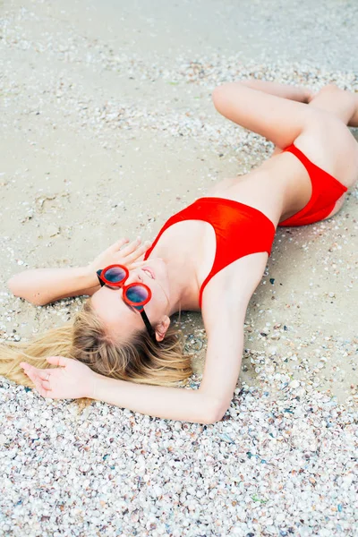 Красивая Молодая Девушка Длинными Волосами Красном Купальнике Отдыхает Пляже Море — стоковое фото