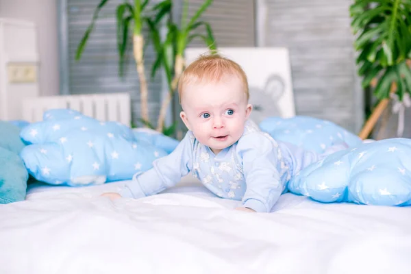 Милый Малыш Кровати Окружении Голубых Подушек — стоковое фото