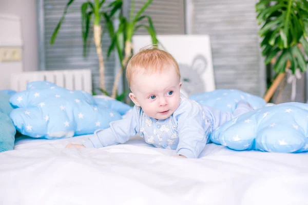 Carino Bambino Ragazzo Sul Letto Casa Circondato Cuscini Blu — Foto Stock