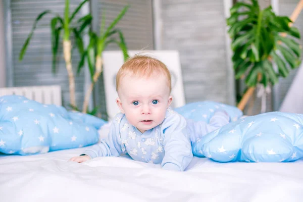 Carino Bambino Ragazzo Sul Letto Casa Circondato Cuscini Blu — Foto Stock