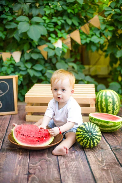 Bambino Con Capelli Biondi Estate Una Giornata Sole Seduto Mangiare — Foto Stock