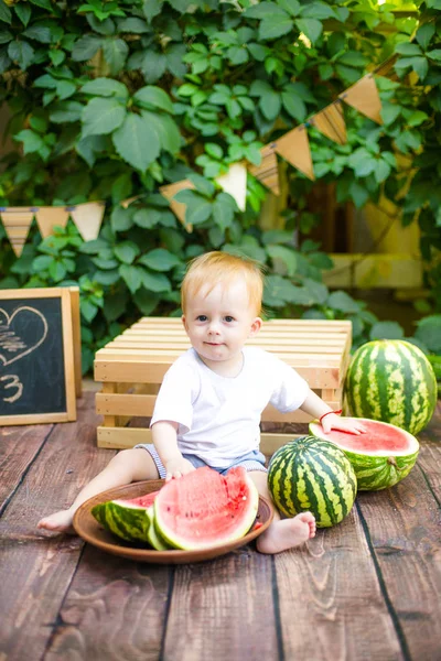 Bambino Con Capelli Biondi Estate Una Giornata Sole Seduto Mangiare — Foto Stock