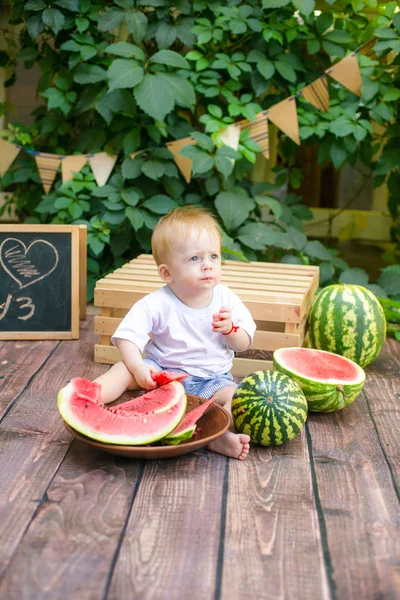 Bambino Con Capelli Biondi Estate Una Giornata Sole Seduto Mangiare — Foto Stock