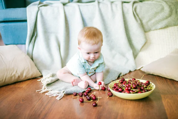 Malé Roztomilé Dítě Cherry Rukou Letním Bytě — Stock fotografie