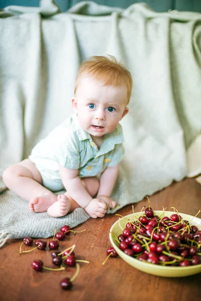 Mignon Petit Bébé Avec Cerise Dans Les Mains Dans Maison — Photo