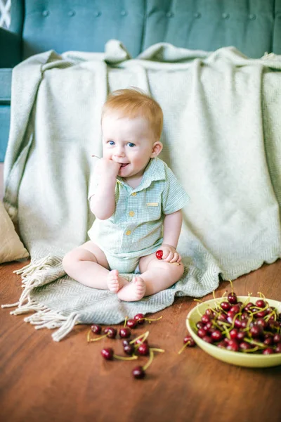 Malé Roztomilé Dítě Cherry Rukou Letním Bytě — Stock fotografie