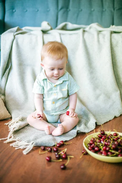 Bebê Bonito Com Cereja Nas Mãos Casa Verão — Fotografia de Stock
