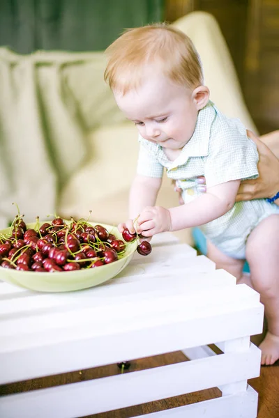 Malé Roztomilé Dítě Cherry Rukou Letním Bytě — Stock fotografie