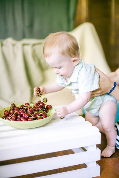 Malé Roztomilé Dítě Cherry Rukou Letním Bytě — Stock fotografie