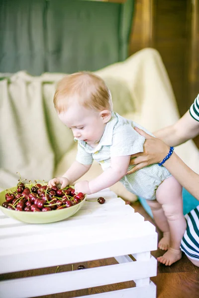 Malé Roztomilé Dítě Cherry Rukou Letním Bytě — Stock fotografie