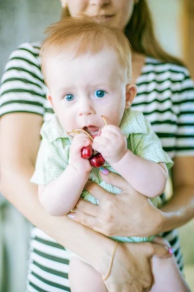 Schattige Kleine Baby Met Cherry Handen Moeder Zomer Thuis — Stockfoto