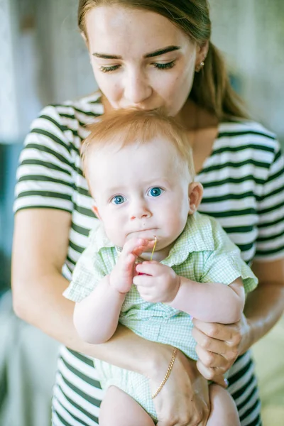 Lindo Bebé Con Cereza Las Manos Madre Casa Verano —  Fotos de Stock