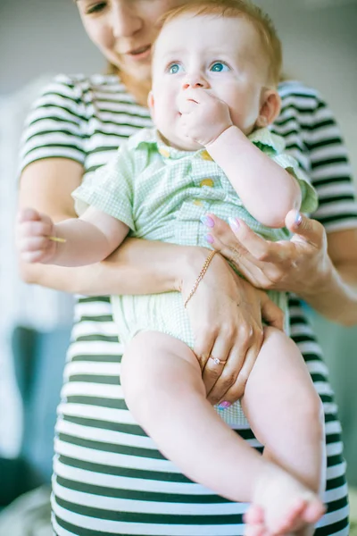 Schattige Kleine Baby Met Cherry Handen Moeder Zomer Thuis — Stockfoto