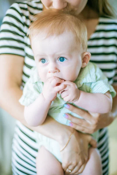 Niedliches Kleines Baby Mit Kirsche Den Händen Und Mutter Sommerhaus — Stockfoto