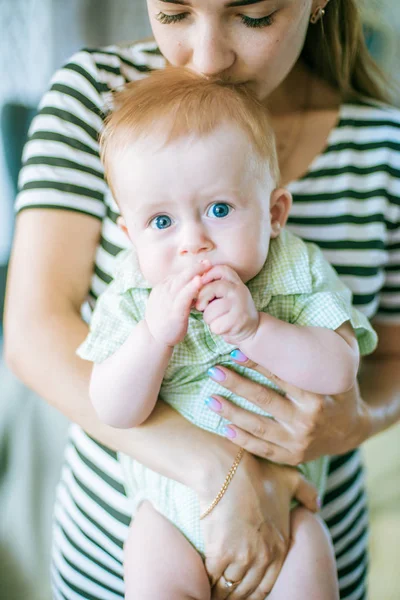 Śliczne Małe Dziecko Wiśni Rękach Matki Lecie Domu — Zdjęcie stockowe