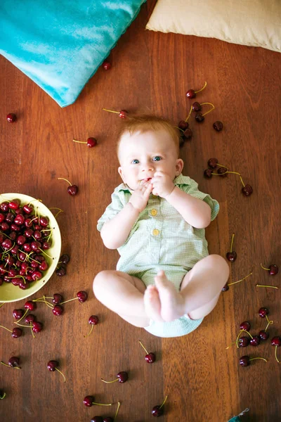 Malé Roztomilé Dítě Cherry Rukou Letním Bytě — Stock fotografie