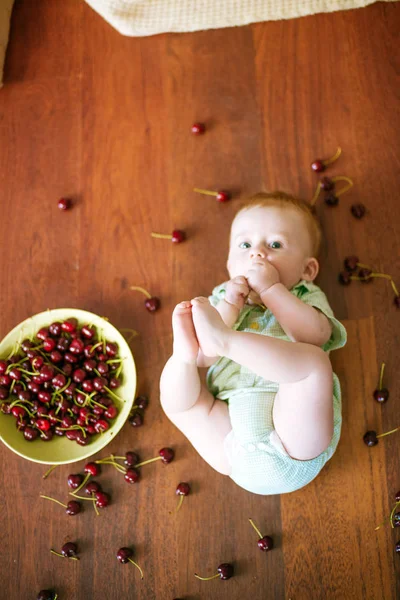 Malé Roztomilé Dítě Cherry Rukou Letním Bytě — Stock fotografie