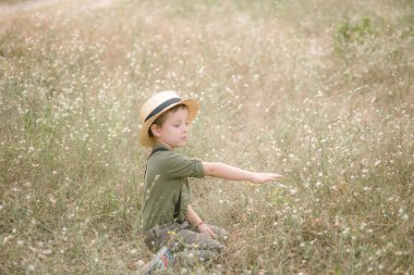 Yaz aylarında parkta bir hasır şapkalı küçük çocuk gün batımı