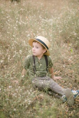 Yaz aylarında parkta bir hasır şapkalı küçük çocuk gün batımı