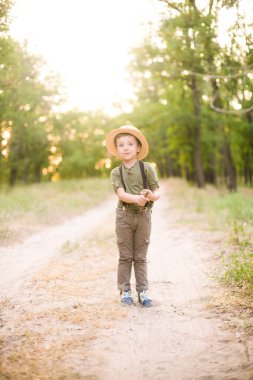Yaz aylarında parkta bir hasır şapkalı küçük çocuk gün batımı