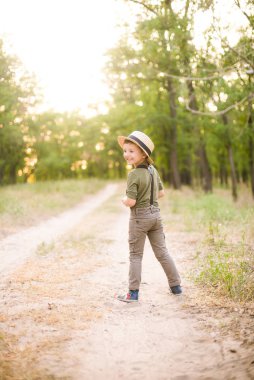 Yaz aylarında parkta bir hasır şapkalı küçük çocuk gün batımı