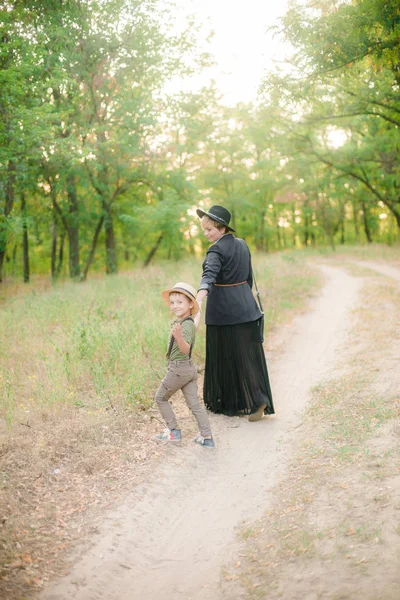 Niño Con Sombrero Madre Parque Verano Atardecer —  Fotos de Stock