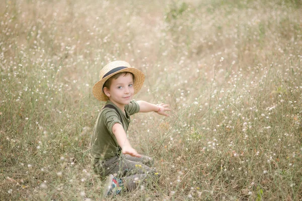 Kleiner Junge Mit Strohhut Park Sommer Bei Sonnenuntergang — Stockfoto