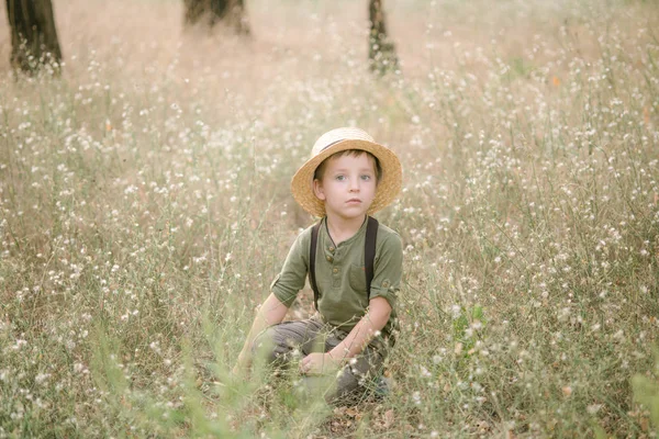 Маленький Хлопчик Солом Яному Капелюсі Парку Влітку Заході Сонця — стокове фото