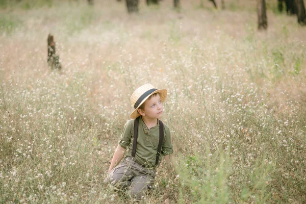 Kleiner Junge Mit Strohhut Park Sommer Bei Sonnenuntergang — Stockfoto