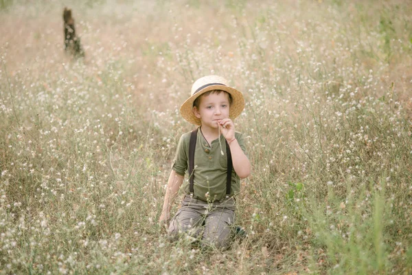 Liten Pojke Halm Hatt Parken Sommaren Vid Solnedgången — Stockfoto