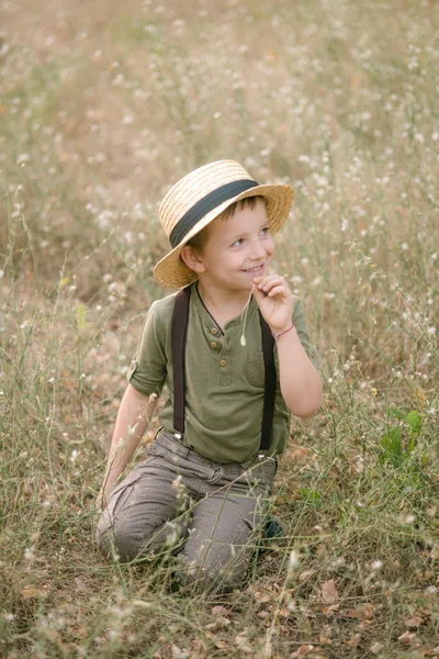 Petit Garçon Dans Chapeau Paille Dans Parc Été Coucher Soleil — Photo