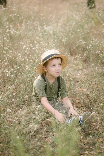 Yaz Aylarında Parkta Bir Hasır Şapkalı Küçük Çocuk Gün Batımı — Stok fotoğraf